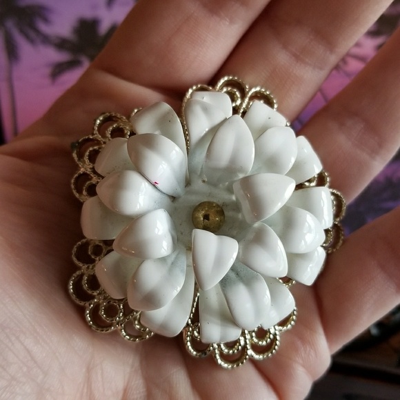 Relisted - vintage Sarah Coventry large white flower brooch - Picture 4 of 6